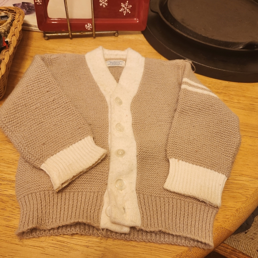 VINTAGE CHILDS SWEATER 10.00